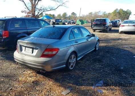 2010 Mercedes-Benz C 300 Luxury 4Matic/Sport 4Matic из США, поврежденный, VIN WDDGF8BB7AR105065